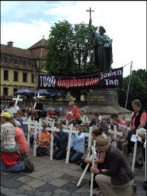 Am Bonifatiusdenkmal in Fulda am 7. Juni
